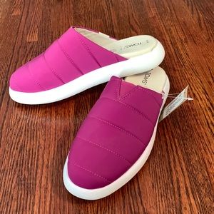BRAND NEW TOMS Berry Puffer Slides